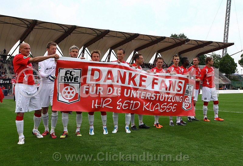 [Bild: 14.5.2011%20FC%20Rot-Weiss%20Erfurt%20-%...1-0_47.JPG]